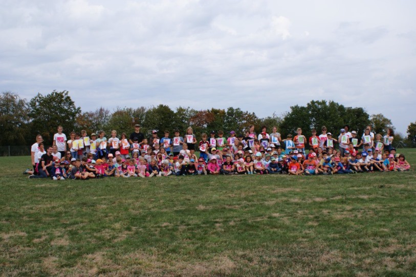 Les élèves et leurs professeurs prennent la pose sur le terrain de football de Bressaucourt. (photo : école de Fontenais)