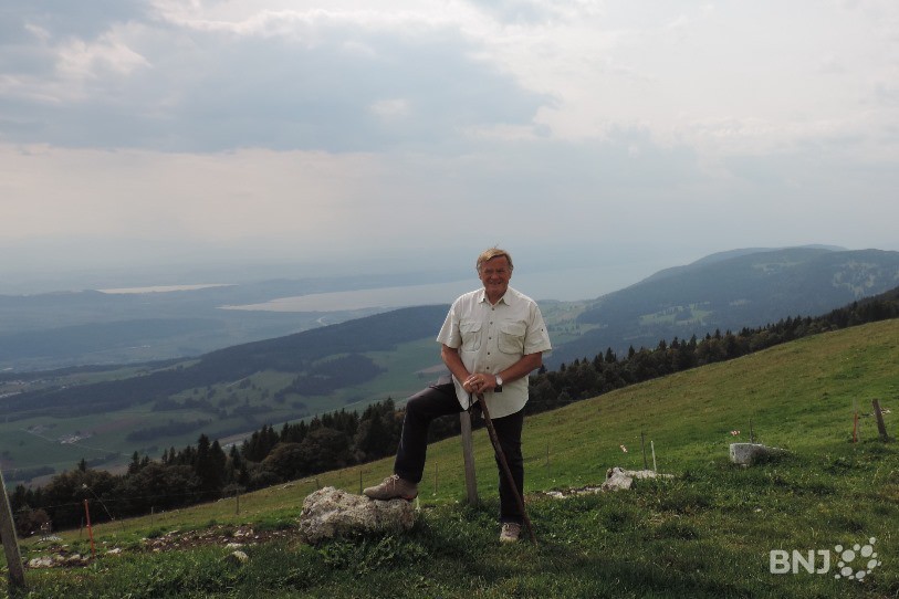 Willy Sunier, en haut du Chasseral, avec en arrière-plan les lacs de Neuchâtel et de Morat.