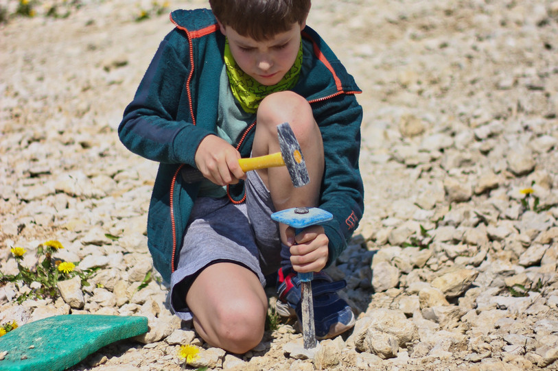 Image d'un enfant réalisant une fouille au banné