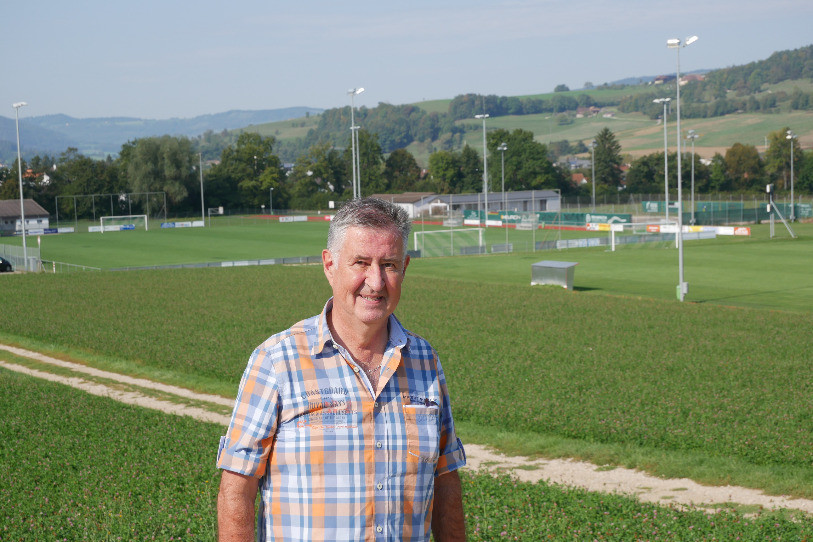 Le maire de Courtételle, Roger Sanglard, a choisi de se faire prendre en photo devant les installations sportives du village.
