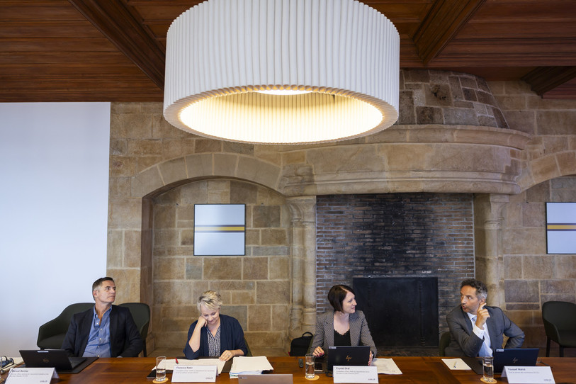 De gauche à droite : Manuel Barbaz (chef de l'Office cantonal de l'assurance-maladie), Florence Nater (conseillère d'Etat), Crystel Graf (conseillère d'Etat) et Youssef Wahid (chef du service des contributions) lors de la conférence de presse. (Photo : KEYSTONE / Cyril Zingaro)