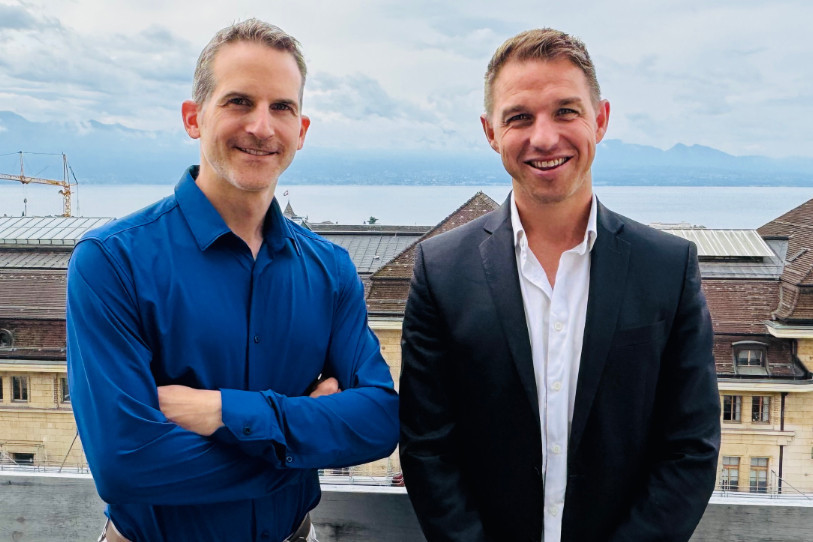 Le CFO de Sequotech Grégory Steulet (à gauche) pose aux côtés d'Anthony Gérard, le CEO de SmartYou. (Photo: Sequotech)