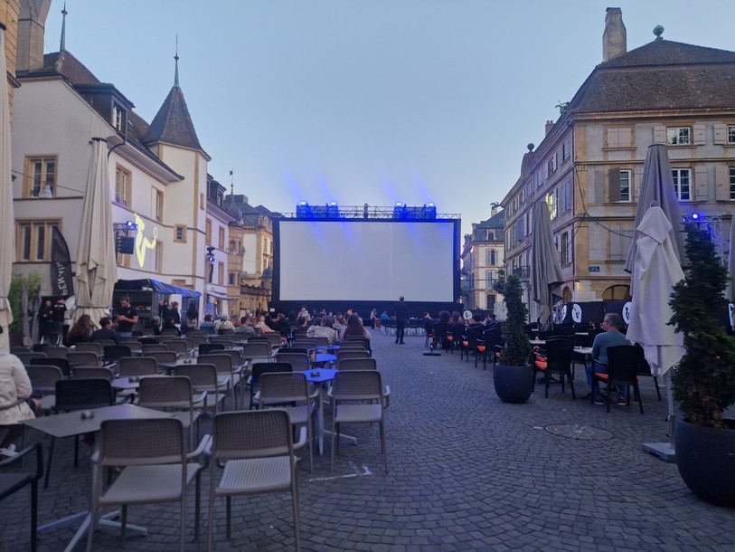 Les festivaliers du NIFFF peuvent profiter chaque soir des terrasses de trois établissements qui se situent à la place des Halles.