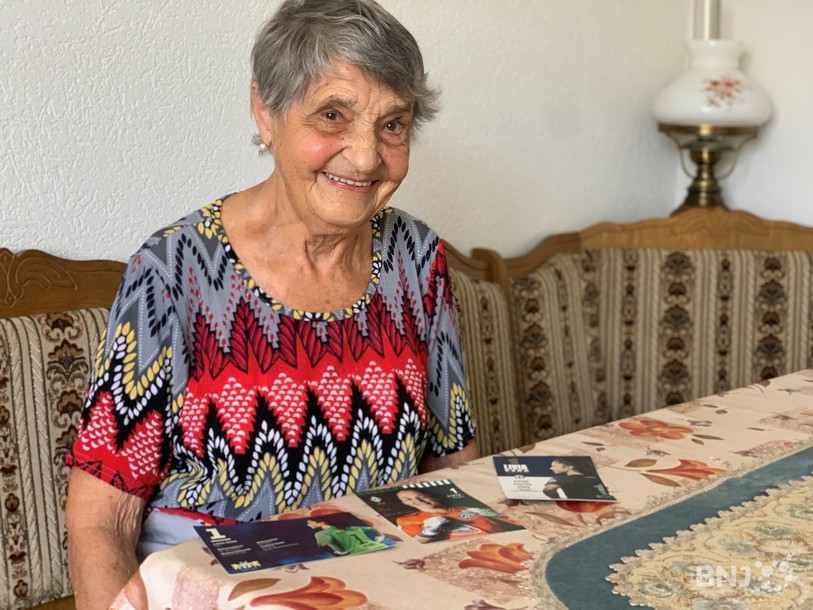 La grand-maman de la gardienne de l'équipe de Suisse, Livia Peng, conserve fièrement des autographes de sa petite-fille chez elle à Montsevelier.