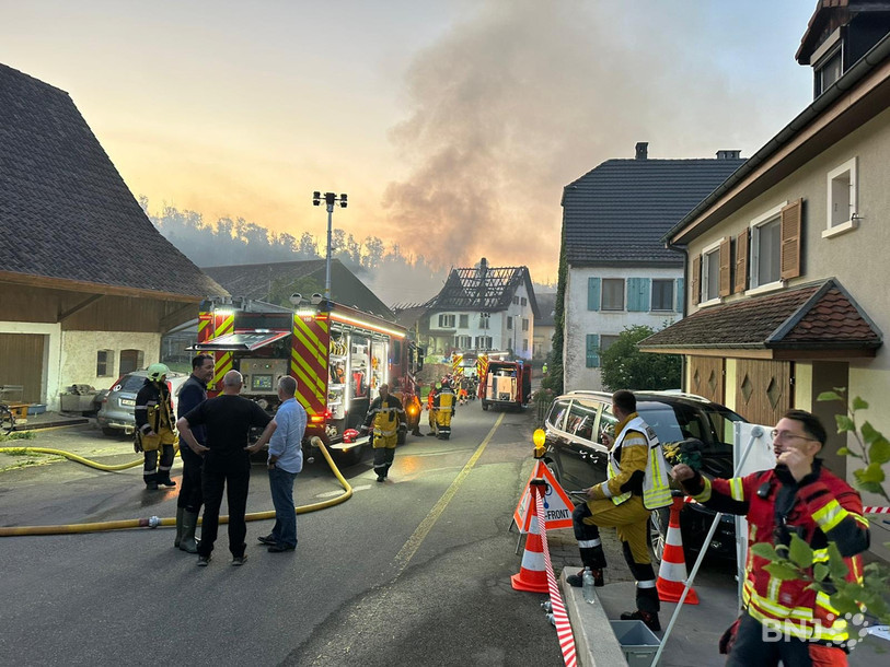 Les pompiers lors de l'intervention à Coeuve.