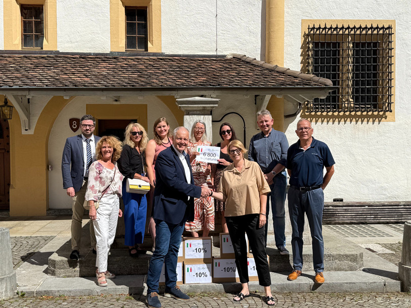 L'initiative populaire cantonale « Moins d'impôts dans le canton de Neuchâtel » a été déposée vendredi à la Chancellerie d’État par l’Alliance neuchâteloise. (Photo : Alliance neuchâteloise.)