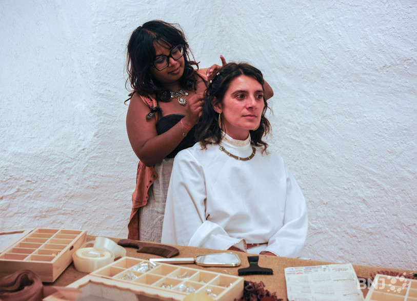 Océane Perriard (à gauche) termine une coiffure inspirée du Moyen Âge.