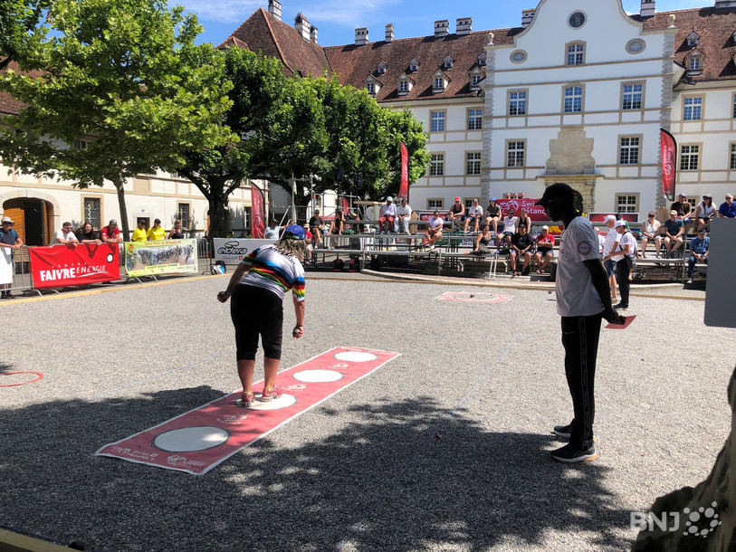 La Championne du monde tête-à-tête 2022, Sylviane Métairon, en pleine concentration durant les qualifications pour la finale de l’épreuve de tir de précision mixte.