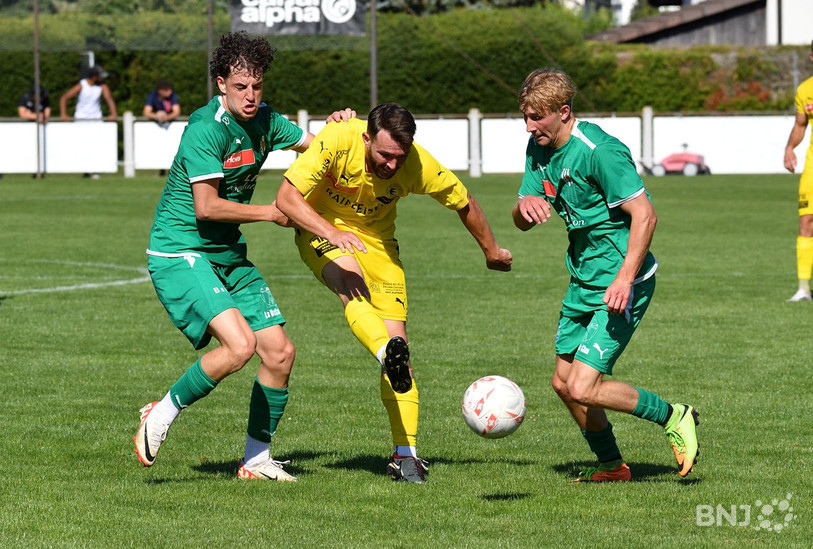 Les joueurs du FCC Maxime Eschmann et Eliott Périat n'ont pas réussi à bousculer le FCB de Gabriel Rondez. (Photo : Georges Henz)