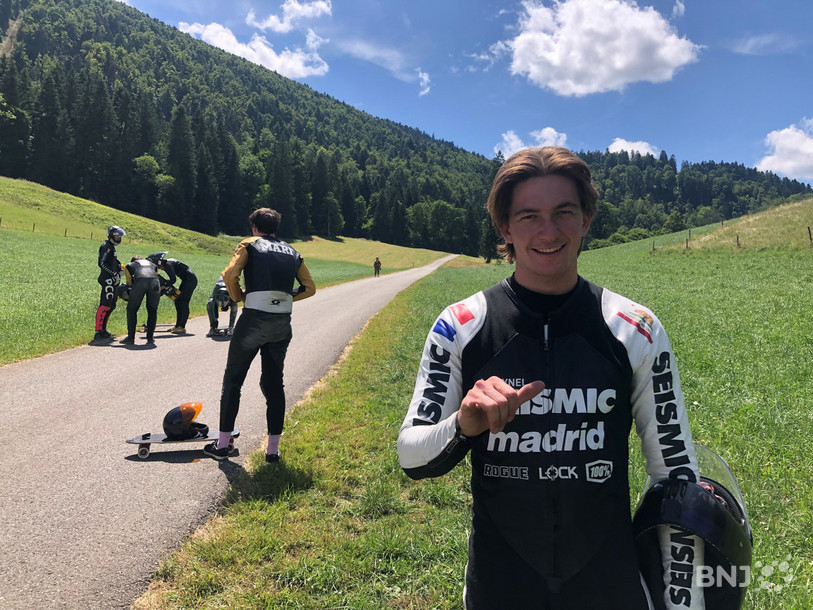 L'Américain Adrien Paynel affiche un large sourire sur la ligne d'arrivée à Sornetan.