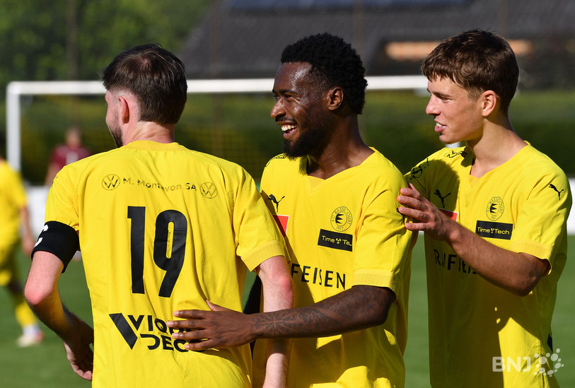 Thibault Lancry (au centre), Adrien Hushi (à droite) et Kenzo Brêchet (de dos) espèrent mener le FC Bassecourt au moins jusqu'au maintien en 1re Ligue. (Photo : Georges Henz)