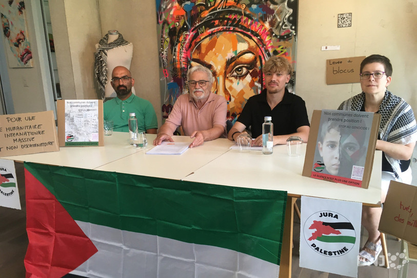 Le collectif Jura - Palestine interpelle les communes jurassiennes sur la situation dans la bande de Gaza. De gauche à droite : Ali Hassan, Christian Frund, Jérémy Boegli et Virginie Stouder.