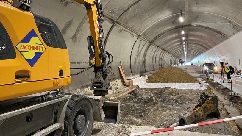 Remplacement de la portion de route qui a gonflé suite à des venues d'eau dans le tunnel de la Clusette.