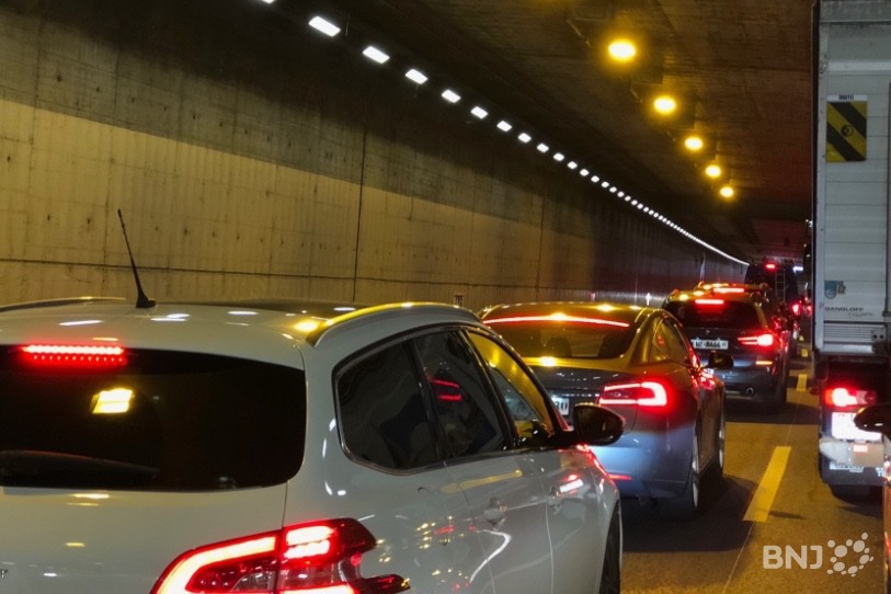 La colonne de véhicules s'est par moments prolongée jusqu'à Thielle. (Photo : archives).