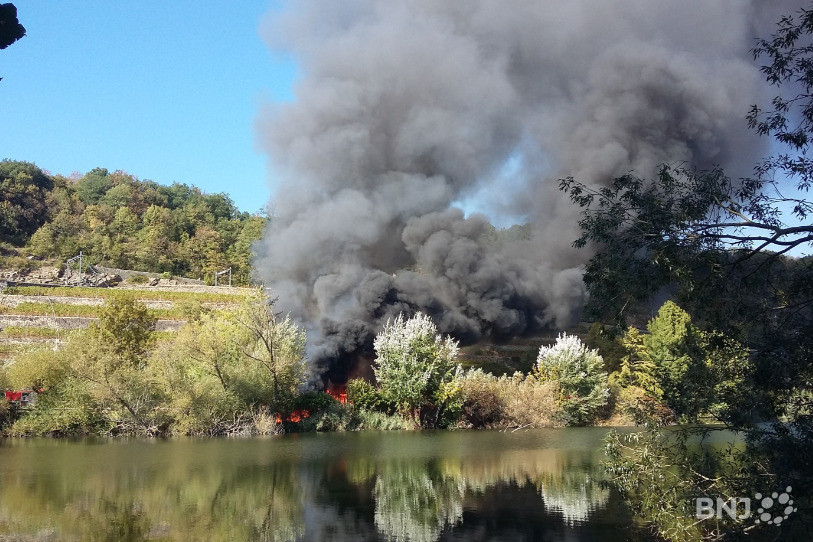 L'incendie depuis l'autre côté du plan d'eau.