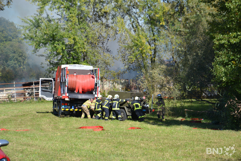Les pompiers ont puisé dans le plan d'eau jouxtant le lieu de l'incendie