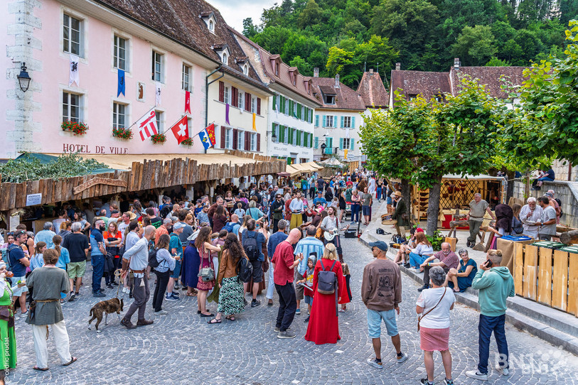 Les Médiévales ne prélèveront finalement pas deux francs de frais aux personnes qui avaient encore un solde sur leur bracelet cashless. (Photo : Cédric Prudat).