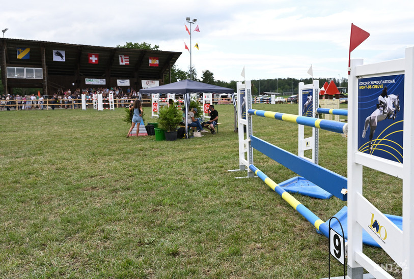Le concours hippique national du Mont-de-Coeuve abritera notamment les finales cantonales sur sa piste en gazon ce week-end. (Photo : archives/Georges Henz)
