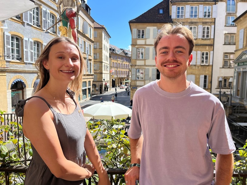 Margaux Farron et Dorian Sönmez, membres du comité d'organisation du festival et comédiens, quelques heures avant le coup d'envoi de la saison 3 du KIF à Neuchâtel.