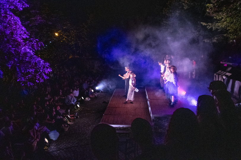 Lors de la finale de la saison 2 en 2024, plus de 1'200 spectateurs avaient répondu présent sur le parvis de la Collégiale de Neuchâtel. (Crédits photo : KIF)