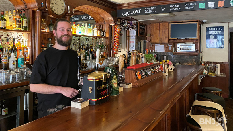 Pour Hugo Dubois, gérant du café du Cerf à Neuchâtel, l'Euro féminin de football ne déchaine pas les foules.