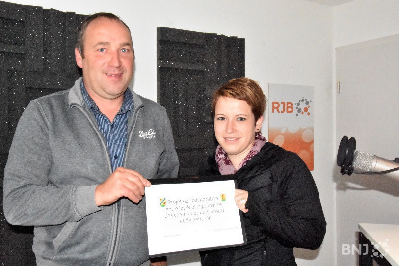 Le maire de Saicourt, Markus Gerber et Sandrine Chevrolet, conseillère communale de Petit-Val en charge des écoles, posent avec une copie du projet de collaboration scolaire des deux communes.