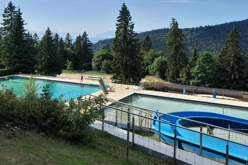 Les bassins et le toboggan de la piscine des Replans seront maintenus, mais le reste du site sera entièrement revu. (Photo: Piscine des Replans)
