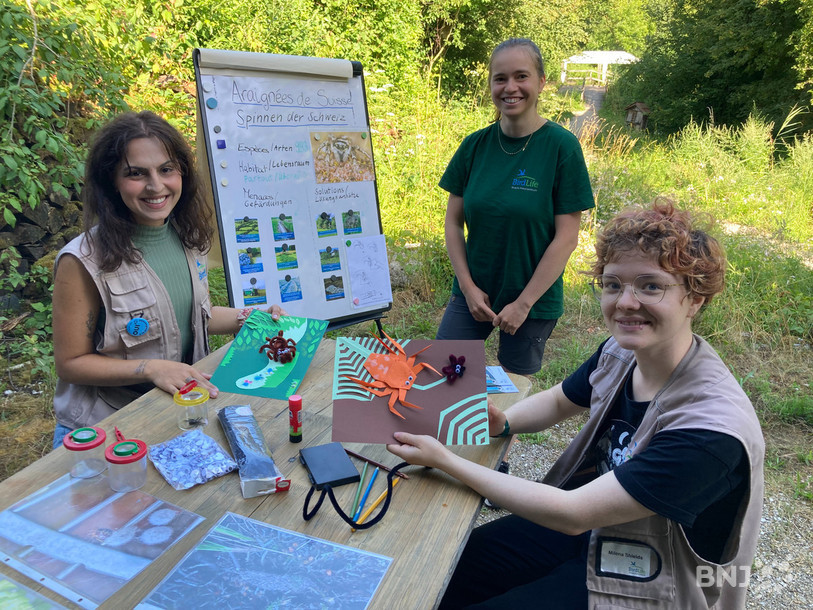 Mélisa Kaymaz, chargée de projet en éducation à la nature au Centre-Nature Birdlife de La Sauge, Lauriane Etique et Milena Shields, stagiaires en éducation à l’environnement (de gauche à droite), se préparent à accueillir le public.