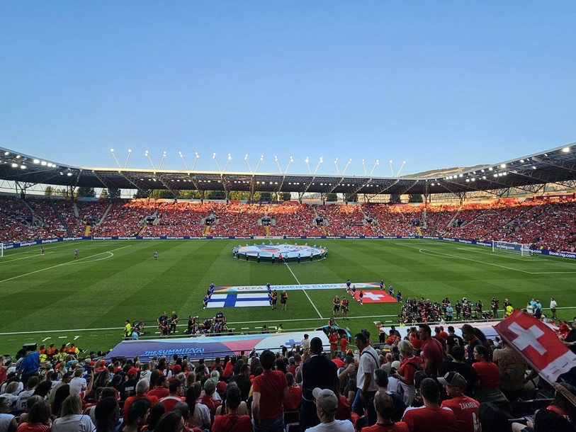Le stade de Genève était plein et garni de beaucoup de rouge jeudi 10 juillet lors du match Finlande-Suisse.