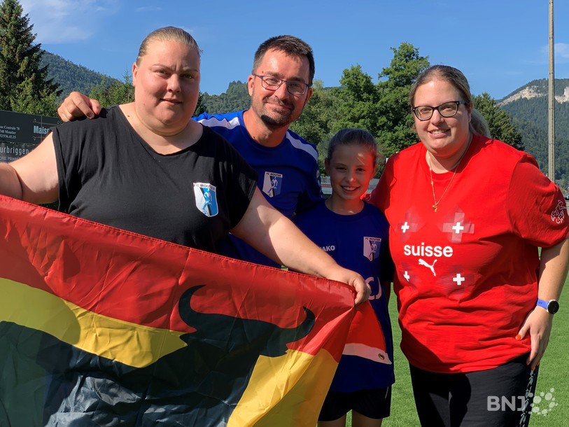Aurore Marchand, présidente du FC Moutier, Nicolas Pugnant-Gros, responsable du football féminin au club, la jeune joueuse du club Lia et Cassie Oeuvray, responsable du football féminin à l'AJF (de gauche à droite).