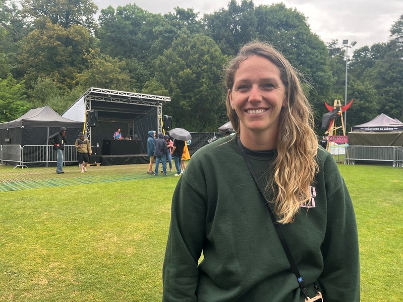 Laiyna Caratti, responsable de la communication pour Parabôle sous la pluie à l'ouverture du festival samedi après-midi.