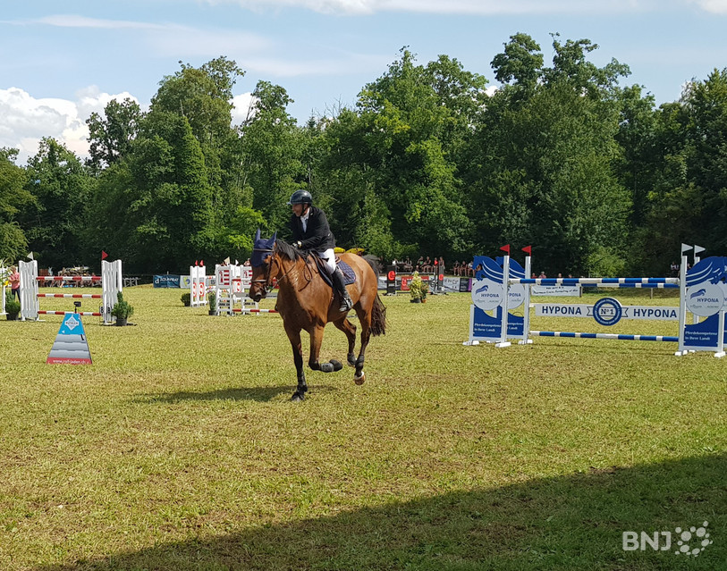 Jacky Studer vient de franchir le dernier obstacle au Mont-de-Coeuve. Il est champion jurassien 2025 !