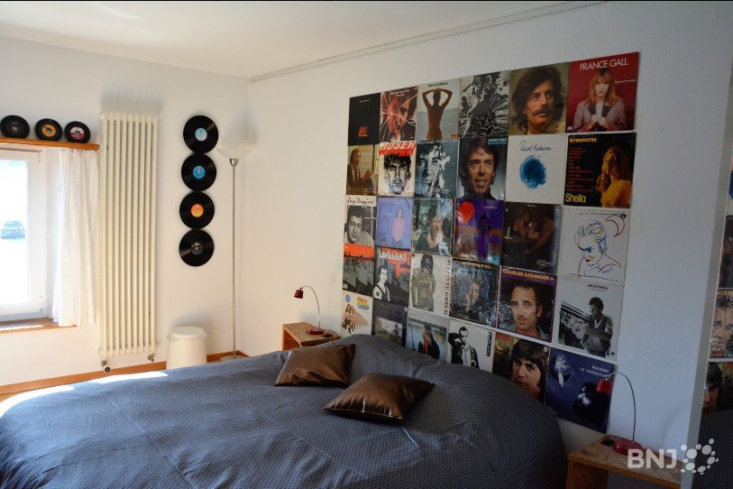 L'une des chambres de l'hôtel, décorée sur le thème « paroles et musique »