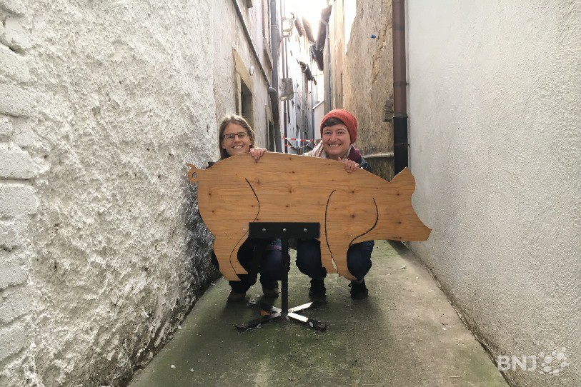 Julie Guinand et Lydia Schenk, membre d'AJAR, dans une venelle de Porrentruy, lieu de leur intrigue.