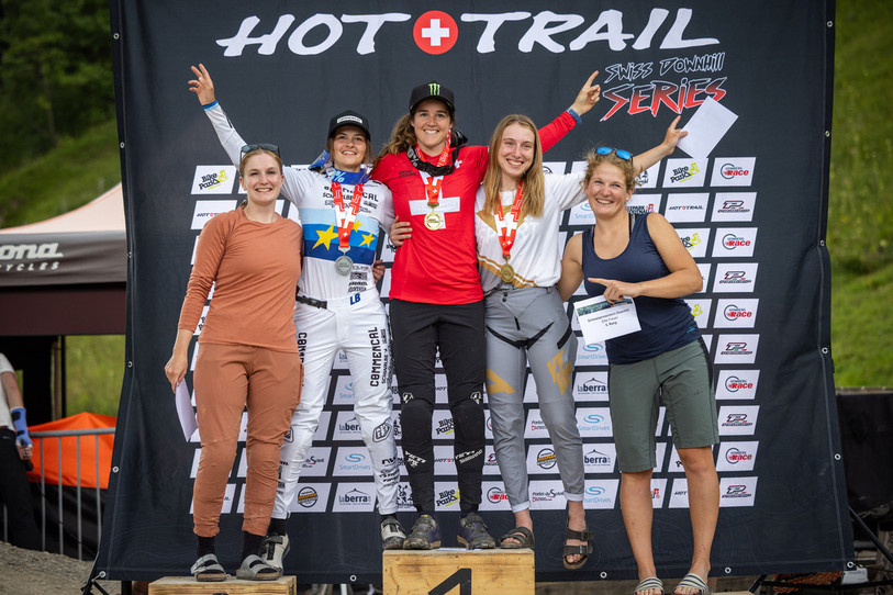 Camille Balanche (au centre) est la nouvelle championne de Suisse de VTT de descente. Un titre qu'elle a ravi à Lisa Baumann (deuxième depuis la gauche) ce dimanche. (Photo : Emmanuelle Larfi)