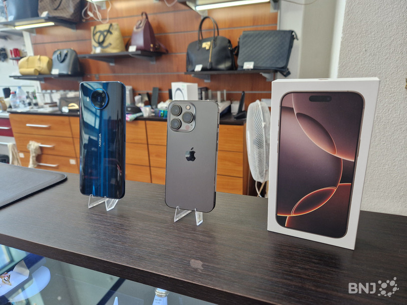 À gauche, un téléphone qui a déjà servi. Au centre, un téléphone reconditionné, comme neuf. À droite, un téléphone qui n’a jamais été sorti de sa boîte.