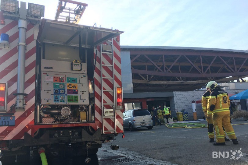 Cinq véhicules des pompiers sont intervenus samedi après-midi à la patinoire de Delémont.