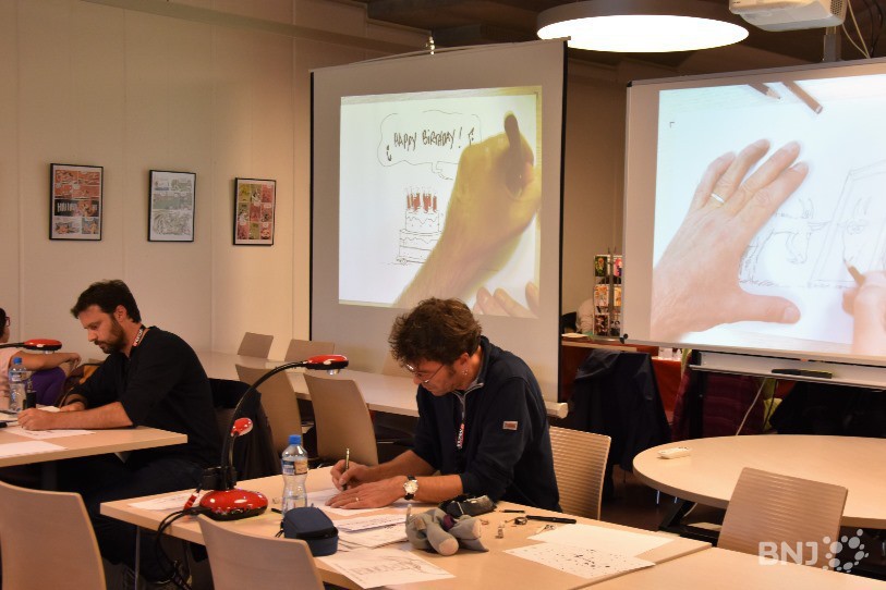 Les dessinateurs Pitch Comment et Vincent l'Epée en pleine partie de dessin sur le thème du quarantième anniversaire du canton du Jura.