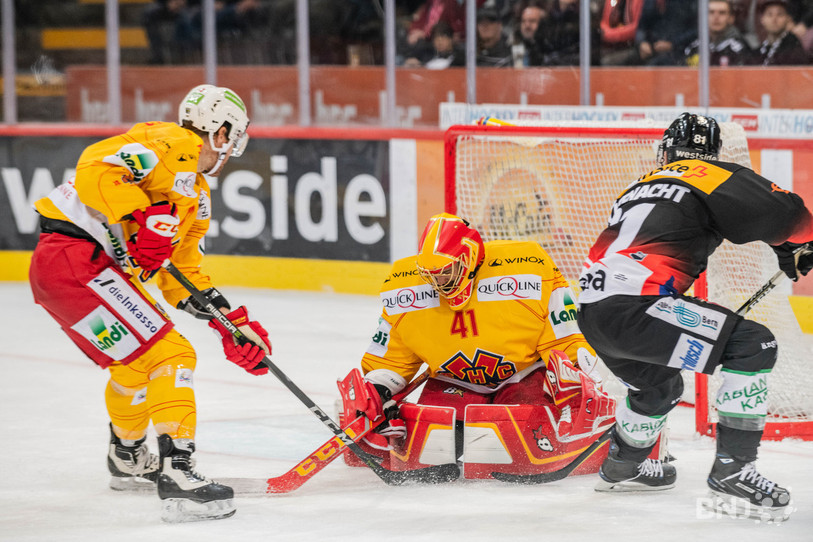 Elien Paupe et le HC Bienne sont allés gagner à Berne pour se hisser en tête du championnat de National League (photo : Jonathan Vallat)