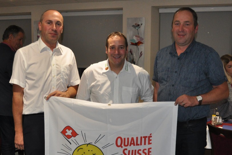 Les deux candidats nominés, Manfred Bühler (à gauche) et Markus Gerber, encadrent le président de la section locale Patrick Tobler.