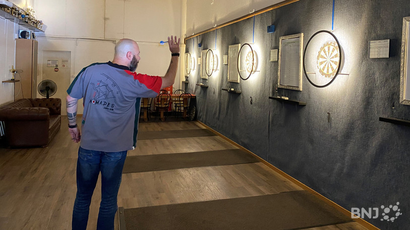 Laurent Crelier, président du Nomades Darts Club, en pleine action dans les locaux de l'équipe à Colombier.