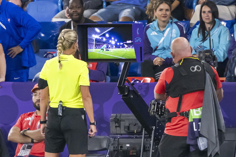 La VAR (Video
Assistant Referee), soit l'assistance vidéo à l'arbitrage peut mettre une pression supplémentaire sur les arbitres, selon Nicole Petignat. (Photo : EPA/GEORGIOS KEFALAS.)
