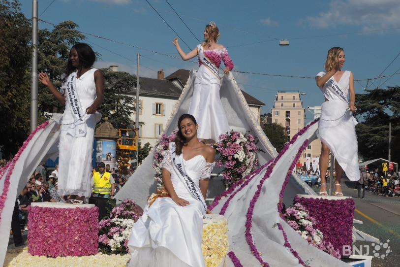 Il faudra patienter pour connaître le visage de la prochaine Miss Fête des Vendanges Neuchâtel. Ici, l'élue de 2018 Estelle Calame-Rosset et ses dauphines. (Photo : archives)