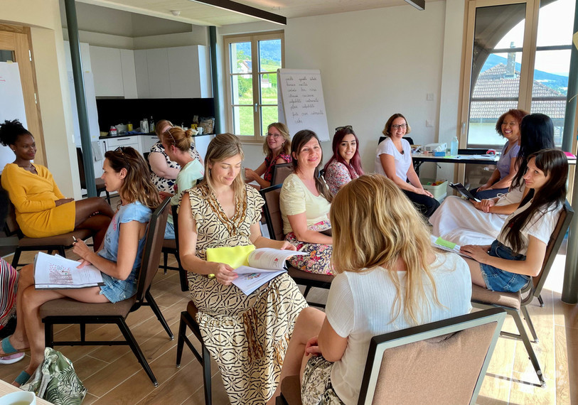 Les mamans participent le matin à des ateliers encadrés par des spécialistes pendant que les enfants prennent part à des activités.