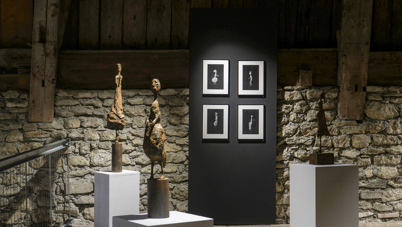 Les corps au fusain et sculptés par Zita Destraz. (Photo : Grand-Cachot-de-Vent)