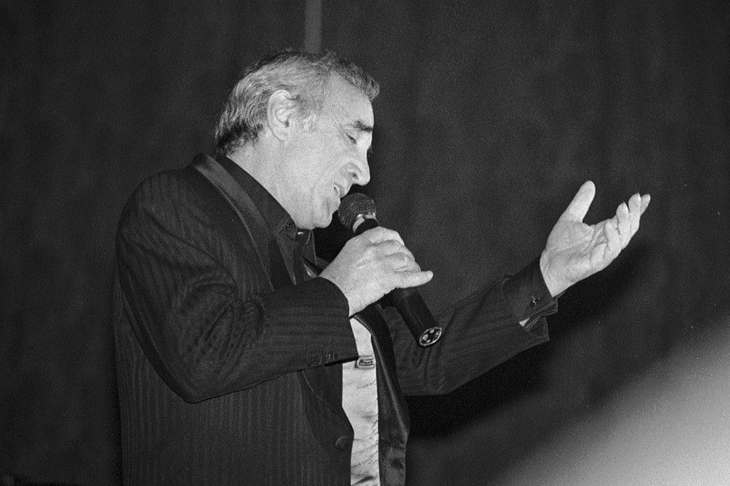 Charles Aznavour en concert à Deauville en 1988. Photo : Par Roland Godefroy — Travail personnel, CC BY 3.0, https://commons.wikimedia.org/w/index.php?curid=4639511