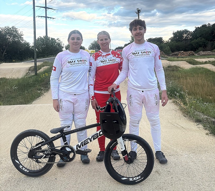 Maé et Oscar Masi sont accompagnés de leur coach Louanne Juillerat pour leurs premiers Championnats du monde de BMX. (Photo : Frédéric Masi)
