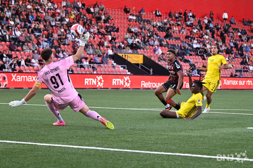 Malik Deme passe tout près d'un deuxième but pour Neuchâtel Xamax... mais le gardien adverse dévie son envoi (35e). (photo : Bertrand Pfaff)