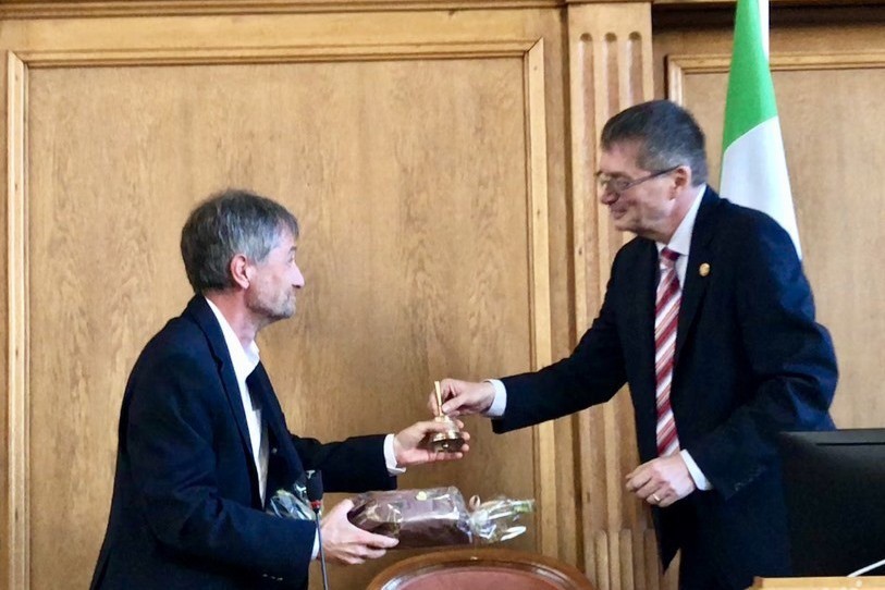 Jean-Paul Wettstein, à droite, lorsqu'il a remis la fameuse clochette du président du Grand Conseil à son successeur, François Konrad. (Image d'archives).