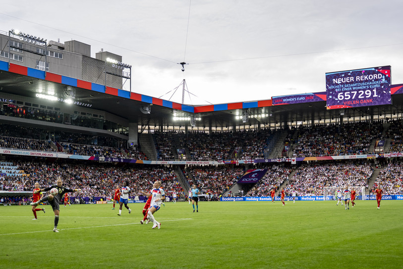 L'Euro de football féminin en Suisse a connu un engouement historique comme ici lors de la finale entre l'Angleterre et l'Espagne à Bâle. (Photo : KEYSTONE/Jean-Christophe Bott)